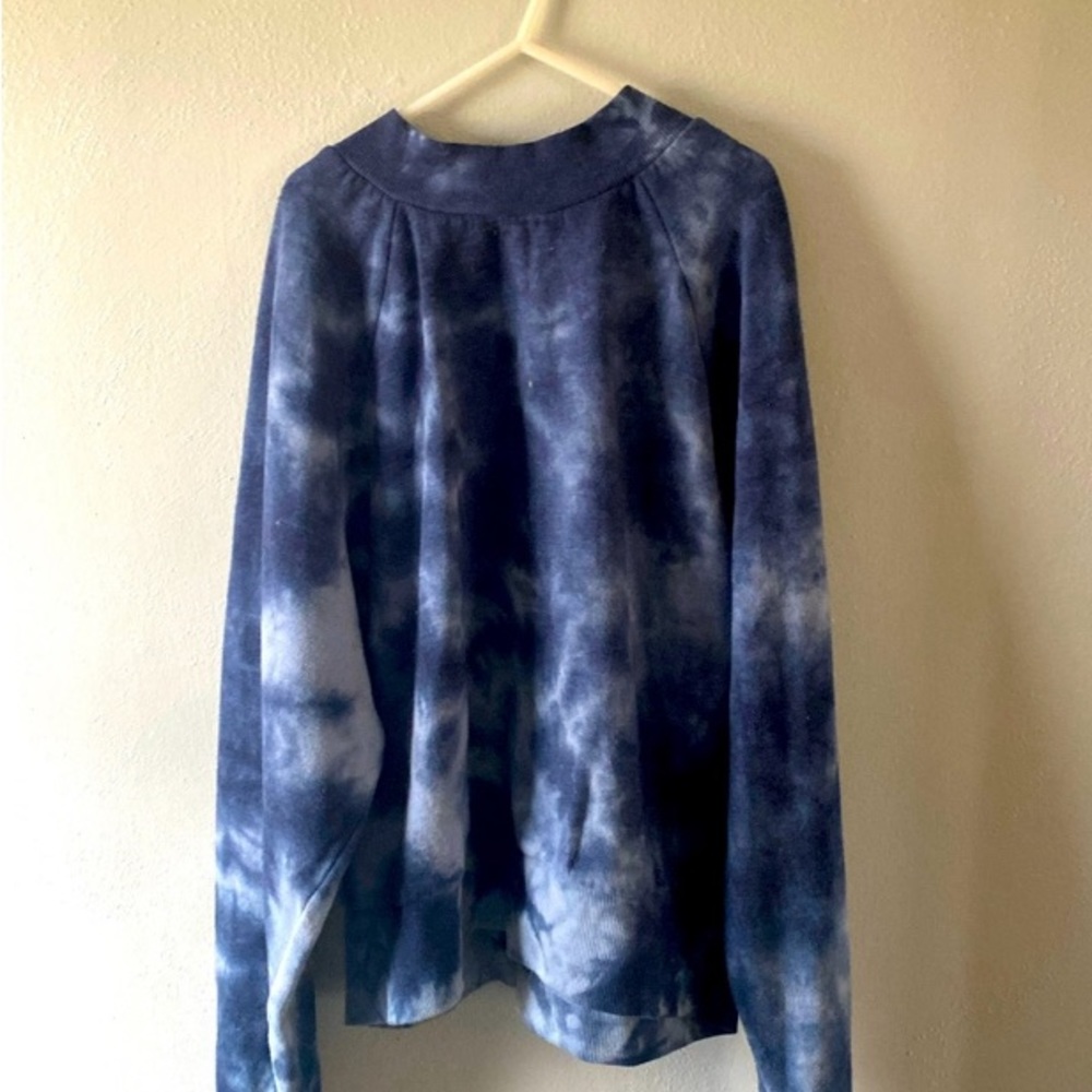 pink rose blue and white crewneck